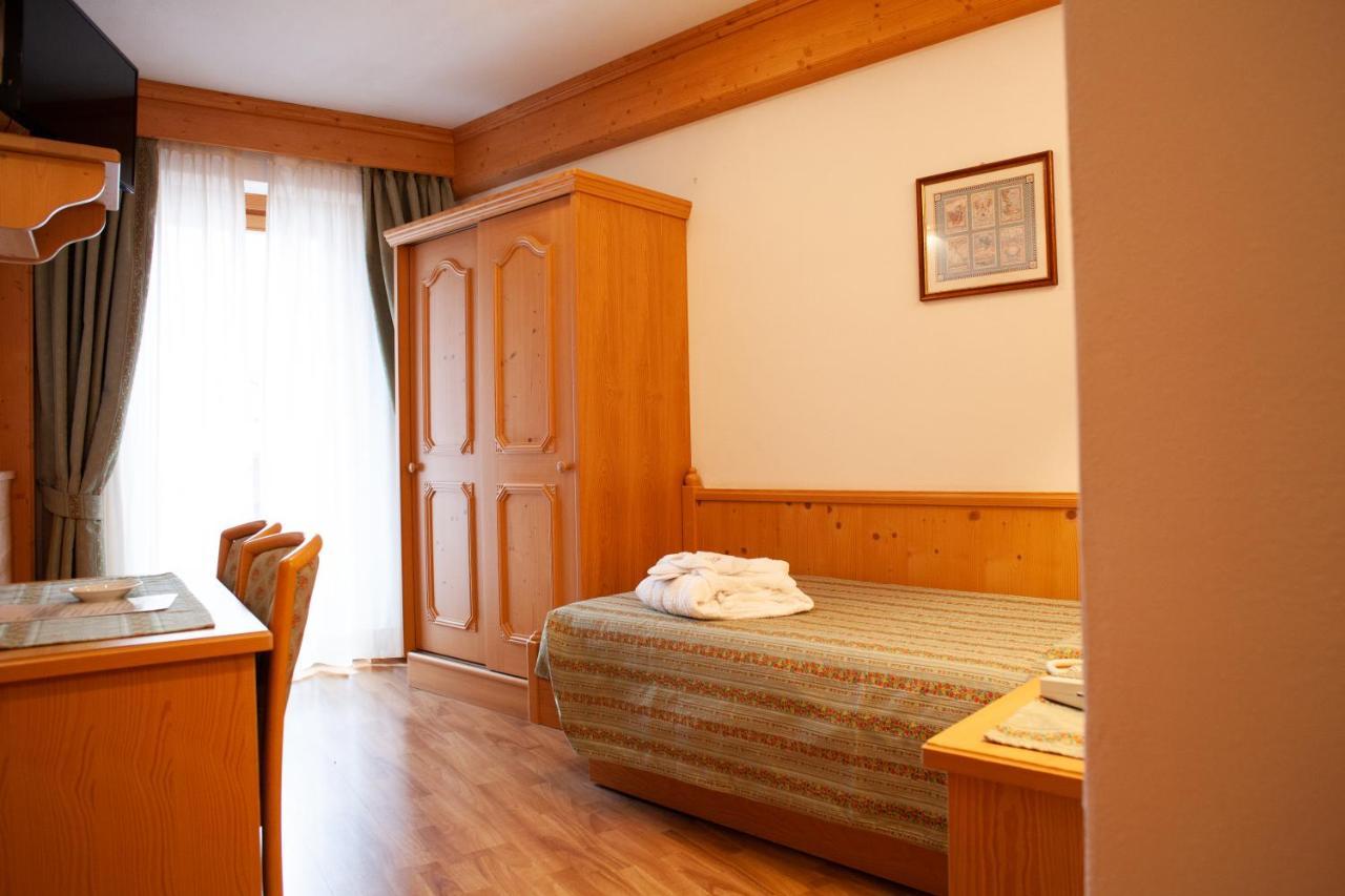 Hotel Posta Форни ди Сопра Екстериор снимка